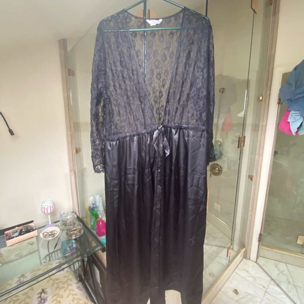 Black Robe - Picture 3 of 9